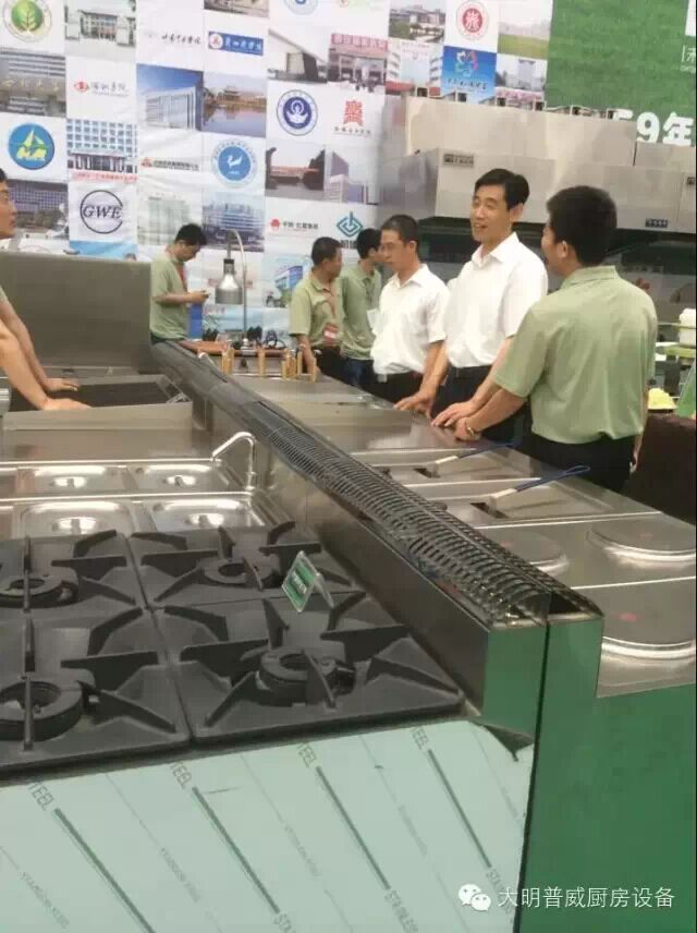 客戶參觀廚房設(shè)備